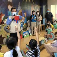 黃偉哲市長驚喜現身兒童館 與孩子們歡慶兒童節