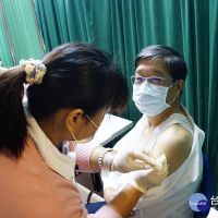 AZ疫苗擴大施打對象　桃市衛生局長挽衣袖帶頭接種
