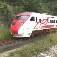 快新聞／頭七悼念罹難者、司機員 9:28台鐵列車經事故地點「長鳴一聲」致哀