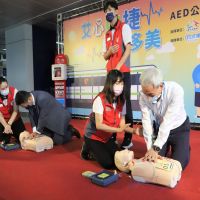 企業捐贈中捷公司AED   攜手打造安心乘車環境