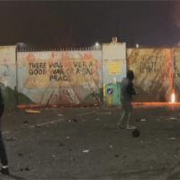 丟汽油彈還劫車! 北愛爾蘭示威者爆衝突