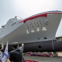 海軍新型兩棲船塢運輸艦下水　蔡總統為命名為玉山艦