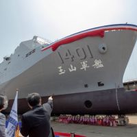 海軍首艘「萬噸級」兩棲運輸艦玉山艦下水　蔡英文：國艦國造新里程碑