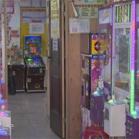 娃娃機店藏賭場 警逮31人、起出60萬賭金