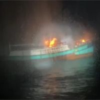 宜蘭外海大火吞噬漁船 粉鳥林釣客落海失蹤！