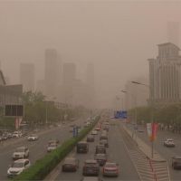 再遇沙塵暴！空氣嚴重污染等級高　中國建「綠色長城」阻擋