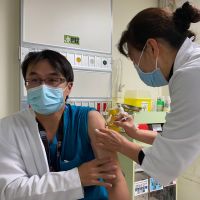 彰基醫院開放旅遊門診　自費施打AZ新冠疫苗