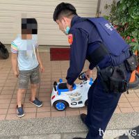 【有片】9歲童騎玩具車溜出門 警察叔叔「查扣」送回家