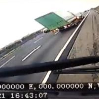 貨櫃車翻國道兩傷 竟是聯結車擦撞釀禍
