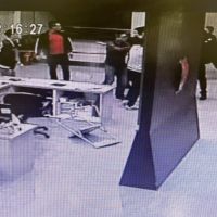 「被消失」96秒影片曝光　黑衣人抓椅砸電腦　所長操作「格式化」