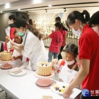弘光與華山辦母親節派對　獨居嬤享貴婦級服務、做養生蛋糕