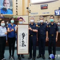找回警界尊嚴　台南藍軍送「爭氣」匾額給警長 