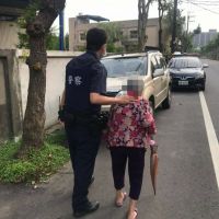 迷途老婦蹲坐路旁　警用M-POLICE確認身份助返家