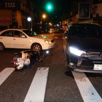 為急救患者開道　宜蘭警方闖紅燈路口發生車禍