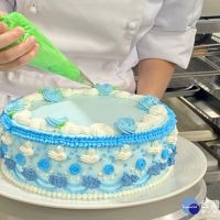 跟上流行法式宮廷奶油霜蛋糕表心意　明台高中母親節蛋糕發表呈獻烘焙手藝