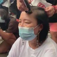 泰學運領袖企鵝獄中絕食被送醫 母削髮抗議