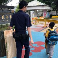 台灣最美風景  貼心暖警助童上學去