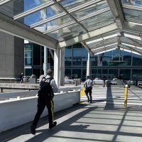 溫哥華機場幫派駁火1死　嫌犯還對皇家騎警開槍