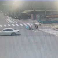 快新聞／砂石車巨輪「翹家狂滾70米」 撞倒撐傘騎單車阿北