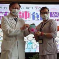 護理師節前夕 新竹臺大護理人員獲贈 花語「愛的喜悅」和「永遠屬於你」 杜鵑花口罩