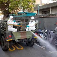 國軍33化兵群支援北市 於萬華進行第二波大消毒