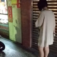 【有影】板橋市場婦人拿藥單沿路吐口水 網友驚挫錄影爆料