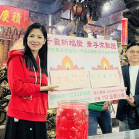 陳明真現身士林神農宮挺公益 點一盞平安燈為植物人祈福