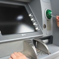 減染疫風險　政院宣布網銀跨行轉帳免手續費、ATM跨行減2元手續費