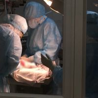 醫護奮力接生！懷孕32周染疫插管 剖腹搶救1500公克女嬰