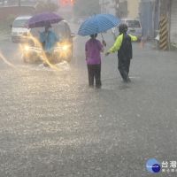 雨彈灌爆彰化　鹿港公會堂、老街淹大水  