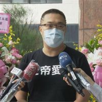 快新聞／朱學恒送指揮中心「白色花籃」　台灣教授協會譴責：傷害第一線抗疫人員感情