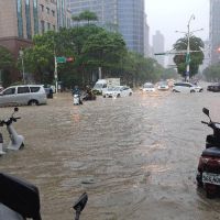 影／大雷雨狂炸北台灣！汽機車慘變「水上交通」