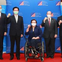 美國3參議員搭C-17旋風訪台　宣布贈台灣75萬劑疫苗