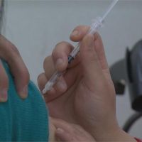 快新聞／北市診所傳替民眾打疫苗　指揮中心：若非優先接種對象　最高罰200萬元