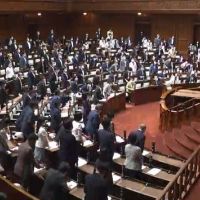 感動影片曝光！日本議員全體起立挺台灣
