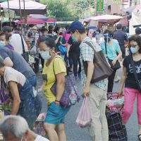 濱江市場人流多到像跨年　員警8點才到場管控