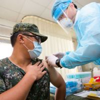 國軍化兵今開打疫苗 網友譏：中央官員染疫風險比化學兵還高