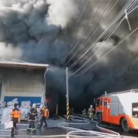台南倉庫大火頻傳爆炸聲響　警消全力灌救