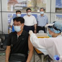 竹縣1.3萬劑AZ疫苗開打　楊文科視察長者接種