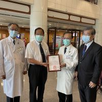 弘文中學教職員工捐端節獎金  向醫護人員致敬