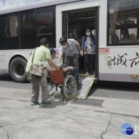 台南長者接種疫苗有愛　公車停車、接駁溫馨無礙