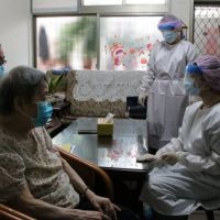 疫苗到宅接種！照顧長期臥床者　亞東醫院啟動「到宅施打隊」服務