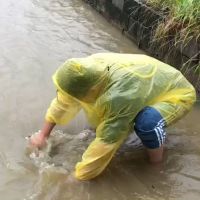 快新聞／彰化降下大雨「彰員路淹水」！ 民眾冒險疏通堵塞處畫面曝