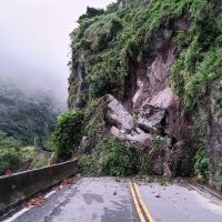 大雨坍方！臺東登仙橋路段崩塌　3村停止上班上課