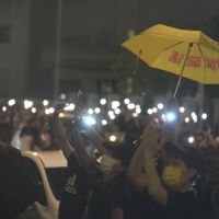 影／不捨香港《蘋果日報》停刊　民眾揮舞手電筒聲援
