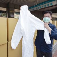 抗疫人人有責 感謝第一線醫師們無私奉獻 鄭宏輝捐贈新竹市醫師公會兩千件防護衣