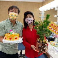 《黃金歲月》王中平樂收盆栽過54歲生日！王彩樺扮成紅包喊加碼！