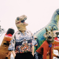 新興雙人組合「恐龍的皮」戴上頭套拍MV大噴汗、發臭　吸引小孩圍觀 