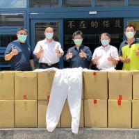 鄭宏輝力挺打火兄弟 捐贈新竹市消防局千件防護衣 