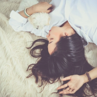 遠離失眠養成好的睡前儀式！「2技巧」讓你一夜好眠，比數羊還有用